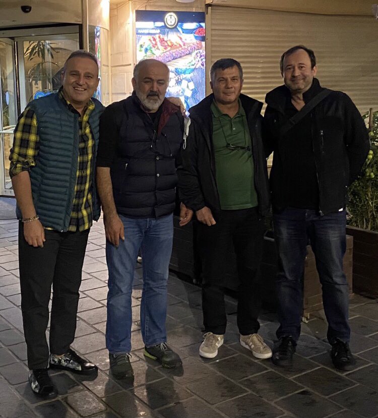 Arkadaşların haberciliği 100 yılı geçer.
<a href="/salihselcuk64/">Salih Selçuk</a> İnönü’ye akredite muhabirdi.
<a href="/iozmeral/">ismail özmeral</a> siyah beyaz yıllardan beri kayda giriyor.
@cemtekell Berlin Duvarı’nın yıkılmasını takip etmiştir.🤣
Ben mi?
<a href="/ekremacikel/">Ekrem Açıkel</a> olmasa Yurdumda medya olmazdı.🤦🏻
Arkadaşlar hala dipçik gibi💪