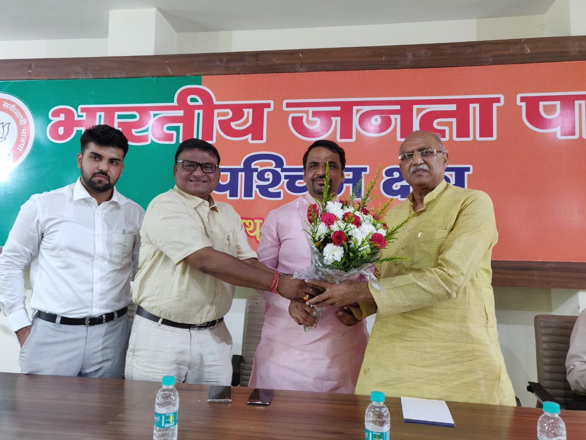 AmitagarwalM's tweet photo. आज पार्टी कार्यालय पर क्षेत्रीय कार्य समिति की बैठक का आयोजन किया गया, जिसमें शामिल होकर माननीय मुख्यमंत्री @myogiadityanath जी के कार्यकाल पर प्रकाश डाला। इस मौके पर कानूनी एवं विधि प्रकोष्ठ को लेकर चर्चा हुई।
@BJP4UP @MohitBeniwalBJP @kpmaurya1 @swatantrabjp @sunilbansalbjp https://t.co/VauicRZLcP