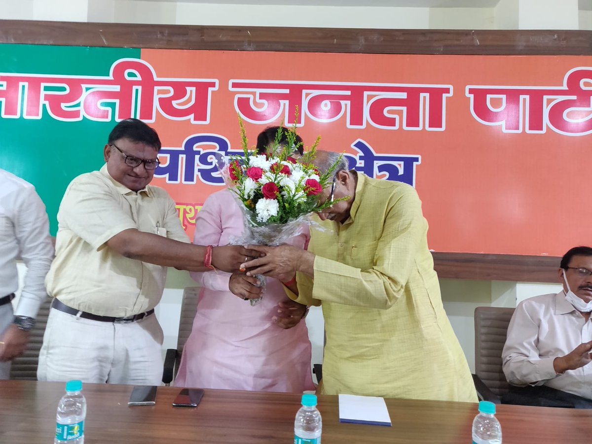 AmitagarwalM's tweet photo. आज पार्टी कार्यालय पर क्षेत्रीय कार्य समिति की बैठक का आयोजन किया गया, जिसमें शामिल होकर माननीय मुख्यमंत्री @myogiadityanath जी के कार्यकाल पर प्रकाश डाला। इस मौके पर कानूनी एवं विधि प्रकोष्ठ को लेकर चर्चा हुई।
@BJP4UP @MohitBeniwalBJP @kpmaurya1 @swatantrabjp @sunilbansalbjp https://t.co/VauicRZLcP