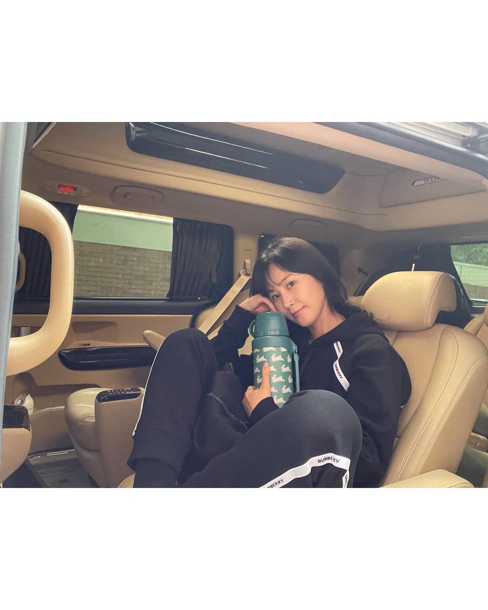InspirationSNSD's tweet photo. 211009 Yuri's instagram update
"Preparo un simpatico thermos con i conigli mentre vado al lavoro! 🐇💚 Visto che oggi fa un po' freddo, porto il tè caldo. Prenditevi cura dell'ambiente con un thermos. #GSRetail" https://t.co/vMegIv8mzT