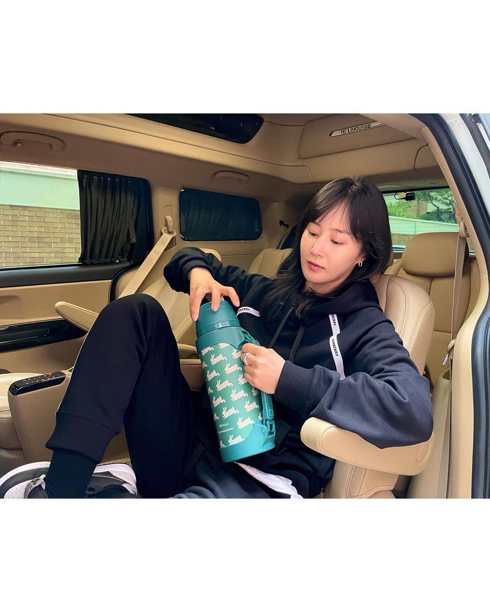 InspirationSNSD's tweet photo. 211009 Yuri's instagram update
"Preparo un simpatico thermos con i conigli mentre vado al lavoro! 🐇💚 Visto che oggi fa un po' freddo, porto il tè caldo. Prenditevi cura dell'ambiente con un thermos. #GSRetail" https://t.co/vMegIv8mzT