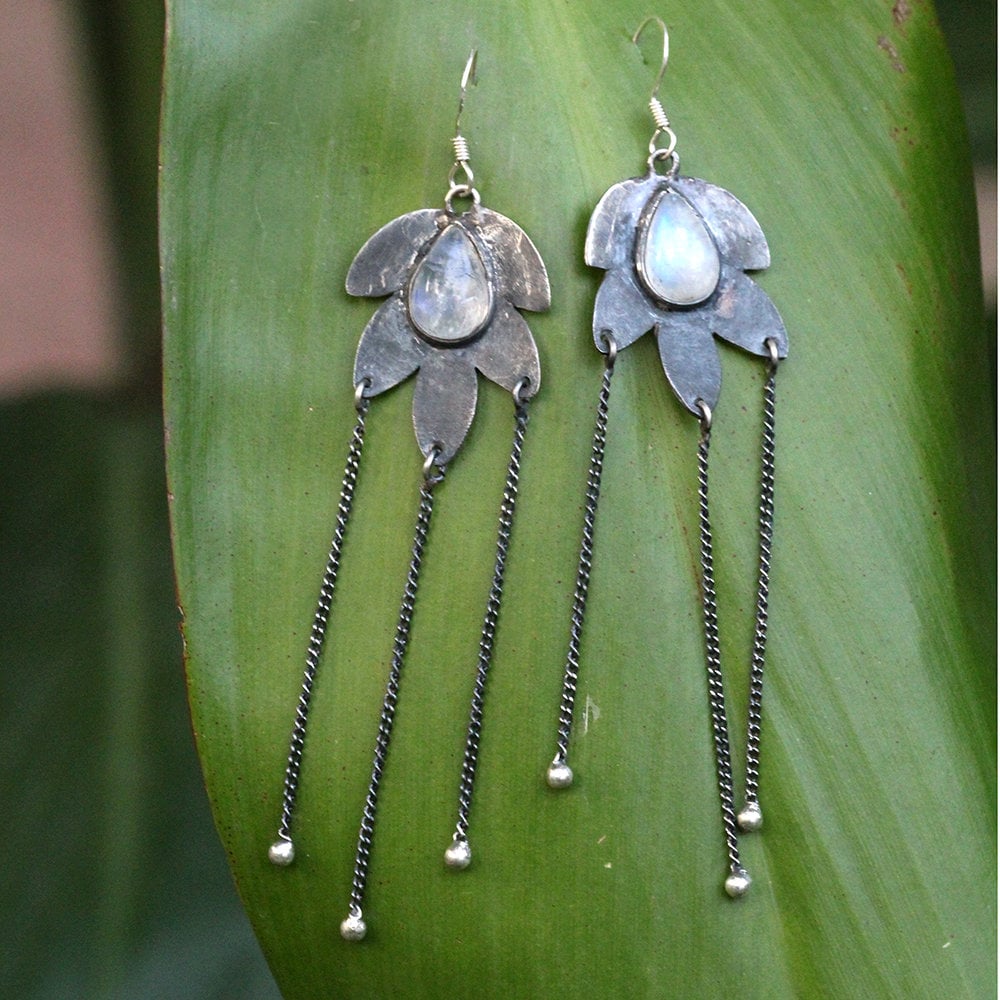 Long Dangle Black Oxidize Silver Stud Earrings
etsy.me/3oM7LNa
#moonstone #moonstoneearrings #silvererrings #silverstuds #studs #earrings #blackoxidizejewelry #oxidizeearrings #oxidizejewelry #handmadejewelry #christmasgift #vintageearrings #dangleearrings