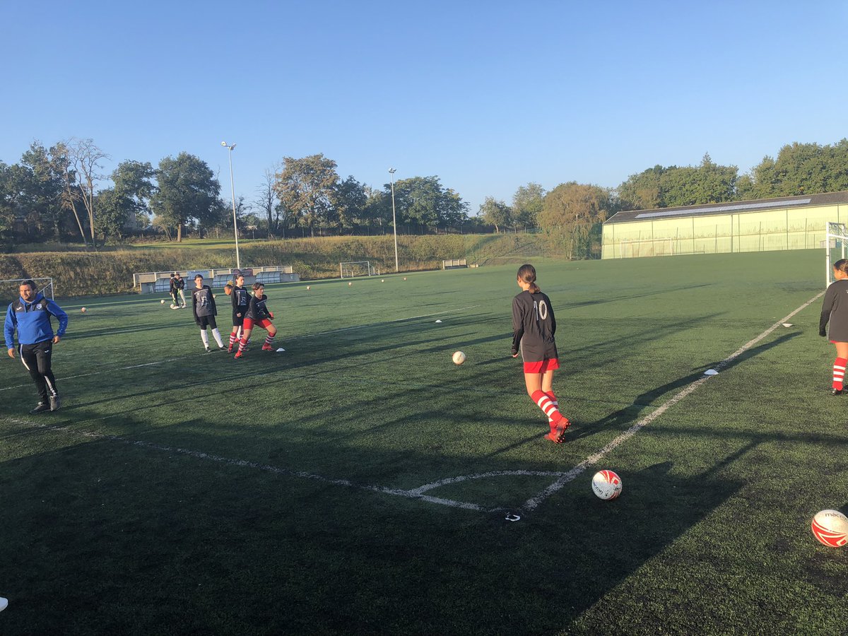 AsAvrilleFoot's tweet photo. Match district U15 féminines @AsAvrilleFoot vs @esshafootball 
Go go les filles 
#foot #football #footféminin #footballféminin #avrillé https://t.co/EWRuN82lvV