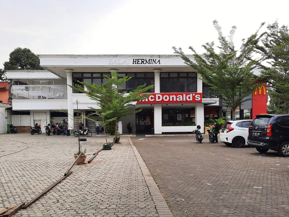 Former wedding hall Balai Hermina is a candidate for a <a href="/nonstandardmcd/">nonstandard mcdonald's</a> in Jakarta 🤔