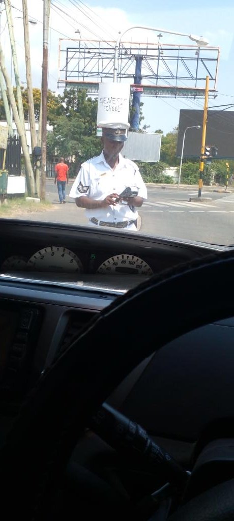 yahayaomary's tweet photo. @tanpol  hivi ndivyo mlivyowaelekeza askari wenu? Huyu askari amenisimamisha kwa kidai nimepita taa nyekundu jambo ambalo si kweli. Lkn hata ingekua kweli; ni sawa kunambia "tena nyie ndio tunahasira nanyi sana mnaoikosoa serikali" ? Kisa ameona nimevaa tshirt ya @WAKA_movement https://t.co/XMLXfPRzJJ