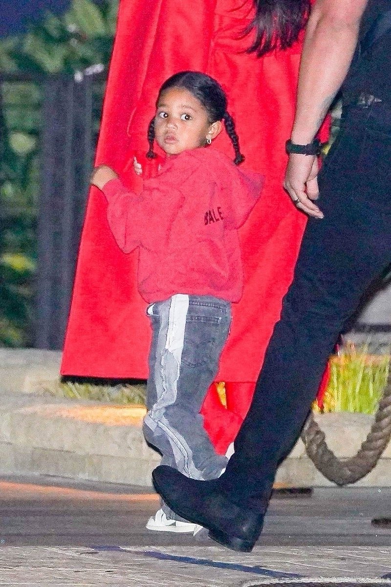 kyliejennerbth's tweet photo. คู่แม่ลูก Kylie x Stormi ออกมาทานมื้อค่ำที่ร้านอาหาร Nobu ในมาลิบู เมื่อวันที่ 7 ตุลาคม

เสื้อโค้ทที่สาวไคล์สวมอยู่ เชื่อว่าแฟนๆ AHS ที่ได้ดูซีซั่นล่าสุดต้องมีคุ้นๆ https://t.co/c8XgITCI3f