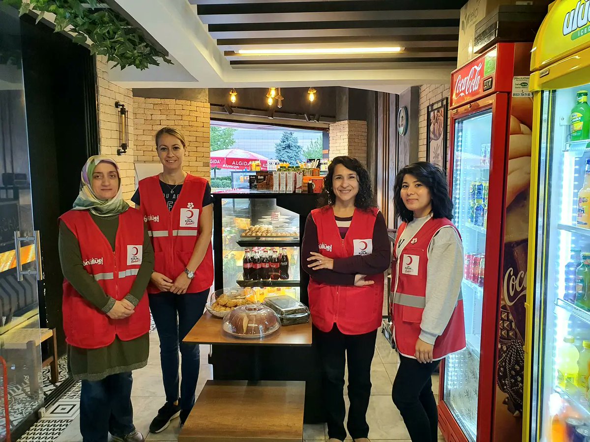 kizilaykadinzb's tweet photo. Ellerimizle yaptığımız ikramlıklarımızı #ModaCafe de tadabilirsiniz. Aldığınız her porsiyonla ihtiyaç sahiplerine katkı da bulunacaksınız. Projemizde bizlere paydaş olan işletme sahibi Sn #MehmetZekiMenteşe beyefendiye teşekkür ederiz. #HilalOlsun 🌙 #KızılayKadınları 🌸 https://t.co/KSjjxBK1X0