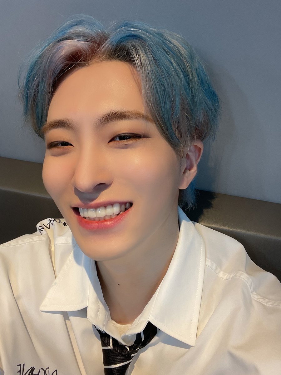 YOUNGJAExArs's tweet photo. 날씨가 왜 이렇게 흐린가 했더니 영재 얼굴에 햇살이 있어서 그랬던 거였어요☀️✨ 오늘의 Vibin 무대도 빛이 난다 빛이 나!!! 

#영재   #YOUNGJAE   
#COLORSfromArs   #Ars   
#Vibin https://t.co/mY6tczdUkm