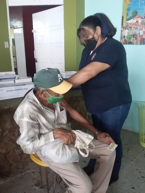 pcad_zulia's tweet photo. #Oct/ Continuamos 📢 Pcad Miranda Zulia apoyando la jornada de Vacunación contra Covid19 en nuestro municipio @paramedicoPCM25 
@gbzuliasalud 
@DirecciondSalud 
@PCivil_Ve 
@PCivilZulia https://t.co/mKbaKbncPQ