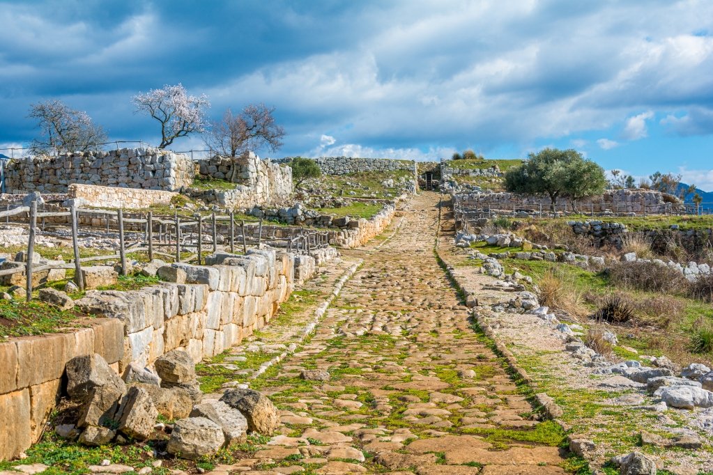 visit_lazio's tweet photo. Su una terrazza affacciata sulla verdeggiante piana pontina sorgono i resti dell'antica #Norba, insediamento risalente alle invasioni volsche.
Tra imponenti mura poligonali resti di strade, terrazzamenti, templi ed edifici pubblici, ben due le acropoli. #Norma #Latina #LazioIsMe https://t.co/tvvC3SvEfK
