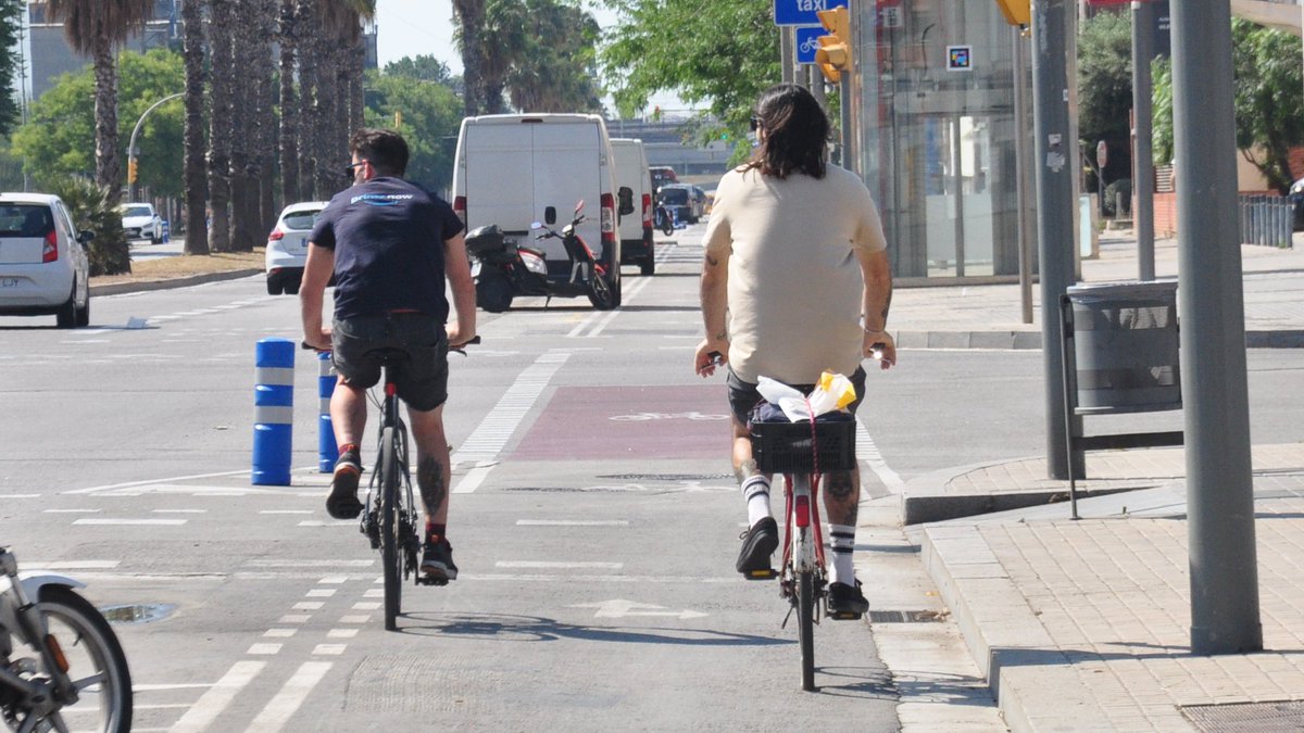 EnbicixBCN's tweet photo. #Notapremsa El Govern municipal presenta un nou paquet d’actuacions per incrementar i millorar la infraestructura de carrils #biciBCN amb l’objectiu d’avançar cap a una ciutat més saludable, sostenible i segura 🚲👇
https://t.co/xTQ6c6Bk39 https://t.co/q0cIoTvnZr