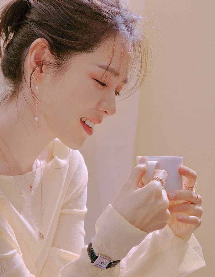 19820lll's tweet photo. 갑자기 퍼스트룩 손예진에 쿨타임 참 https://t.co/leKqg6cdum