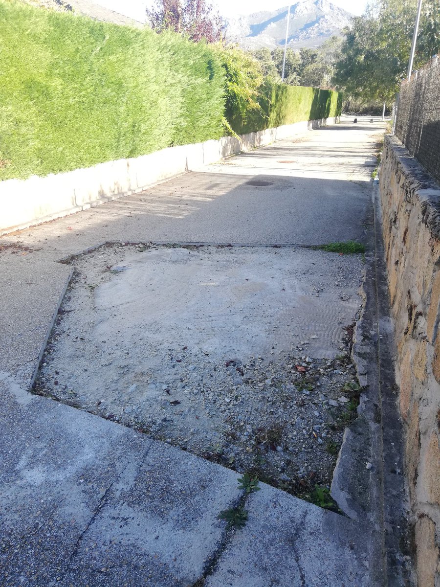 danicerezal's tweet photo. @BecerrilSierra un año después,en el paseo peatonal de la calle Guadalquivir de la Urb.Bellavista II, seguimos esperando el asfaltado y acabado de la avería, un año ya y sin noticias... Tropiezo tras tropiezo y seguimos así... ¡¡¡ UN AÑO YA !!! #BecerrilDeLaSierra https://t.co/q68JYGtxMW