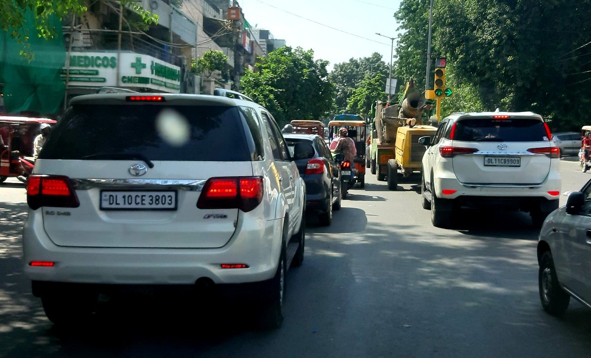 pilotfoundation's tweet photo. @DelhiPolice @dtptraffic both the vehicles using black glass .. at Major Sudesh Kumar Marg, Aggarwal Red Light (1:04 pm 9/10/2021) Rajouri Garden, New Delhi 110027. https://t.co/gWNVkM8qmj