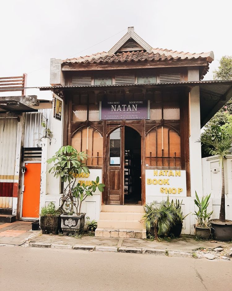 Tau nggak, ada toko buku independen bernuansa vintage di Jogja, namanya Natan Bookshop. Suasananya hangat sekali. Aku nemu banyak koleksi buku bagus juga di sini. 😍✨

📌 Lokasi persisnya ada di Jl. Mondorakan No. 5, Kotagede. Nggak jauh dari pintu utama Pasar Kotagede.