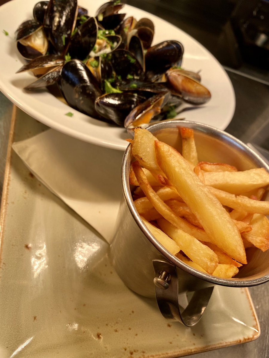 ChefShakey's tweet photo. Moules et Frites 
Classic mussels with hand cut fries
#fishyfriday #mussels #Norfolk #hunstanton https://t.co/fipsfgK7Ld