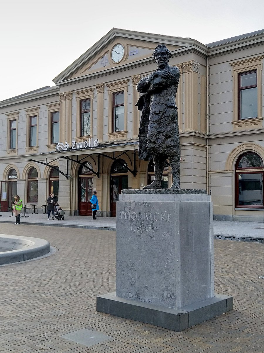 De vernieuwing van de stadsentree #Stationsplein - Stationsstraat in #Zwolle ziet er bijzonder mooi uit. Het heeft even geduurd, maar het resultaat mag er dan ook absoluut zijn. En Thorbecke weer terug op een markante plek.