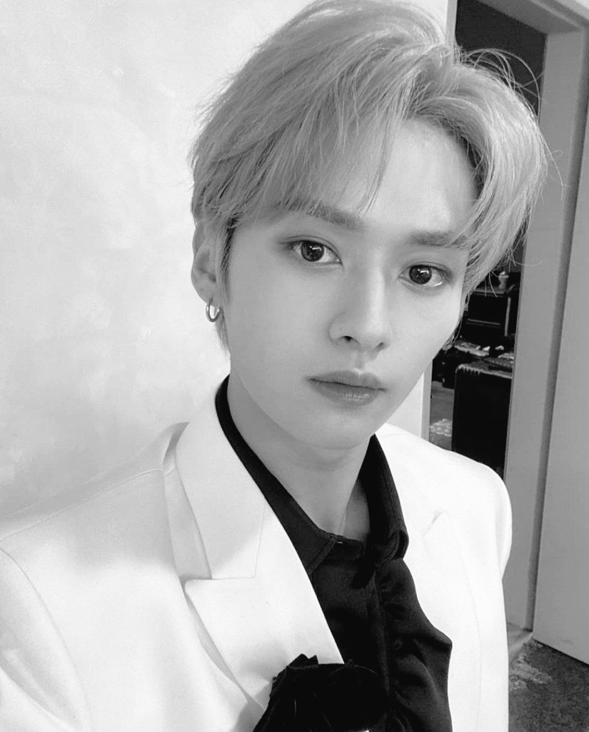 #hyunho¡au хенджин ужасный фанатик сумерек его до чертиков привлекает вся вот эта вампирская романтика, и он ужасно сильно влюблен в доктора каллена. 

— ты хочешь прекратить общение со мной потому что я люблю вампиров?
— нет, потому что я, блять, боюсь тебя