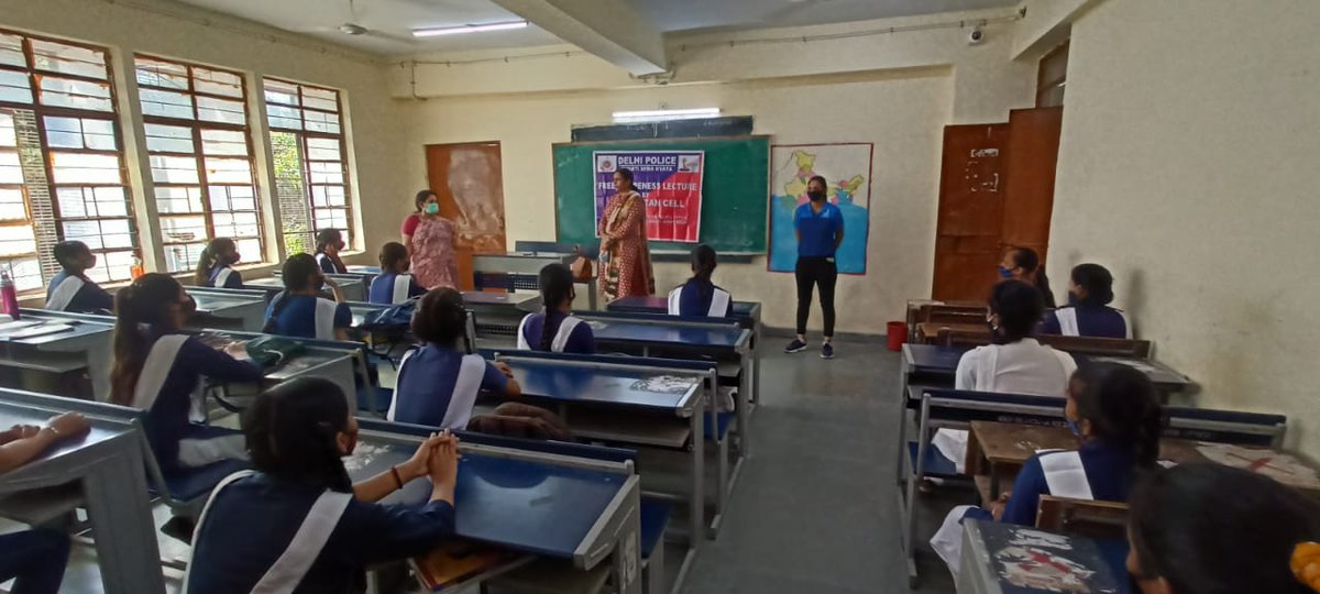 DCP_NorthWest's tweet photo. #WeCare
Teaching is more than imparting knowledge, it is inspiring change.

Partivartan team of #NorthWest sensitised girl students of #SarvodayaKanyaVidhyalaya Keshav Puram regarding cyber safety &amp; security, women' role in society, synergy of sports with studies &amp; good/bad touch https://t.co/kOCtlnk8RM