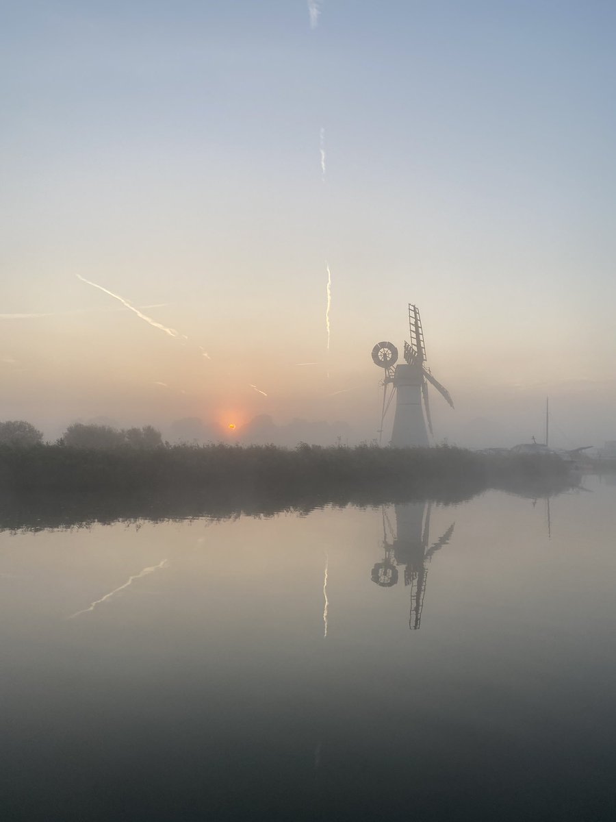 Early morning trip to <a href="/MarineTechUK/">Marine Tech</a> dropping off Little Star for boat service and antifoul 

#greatservice #NorfolkBroads #mistymorning #sunrise