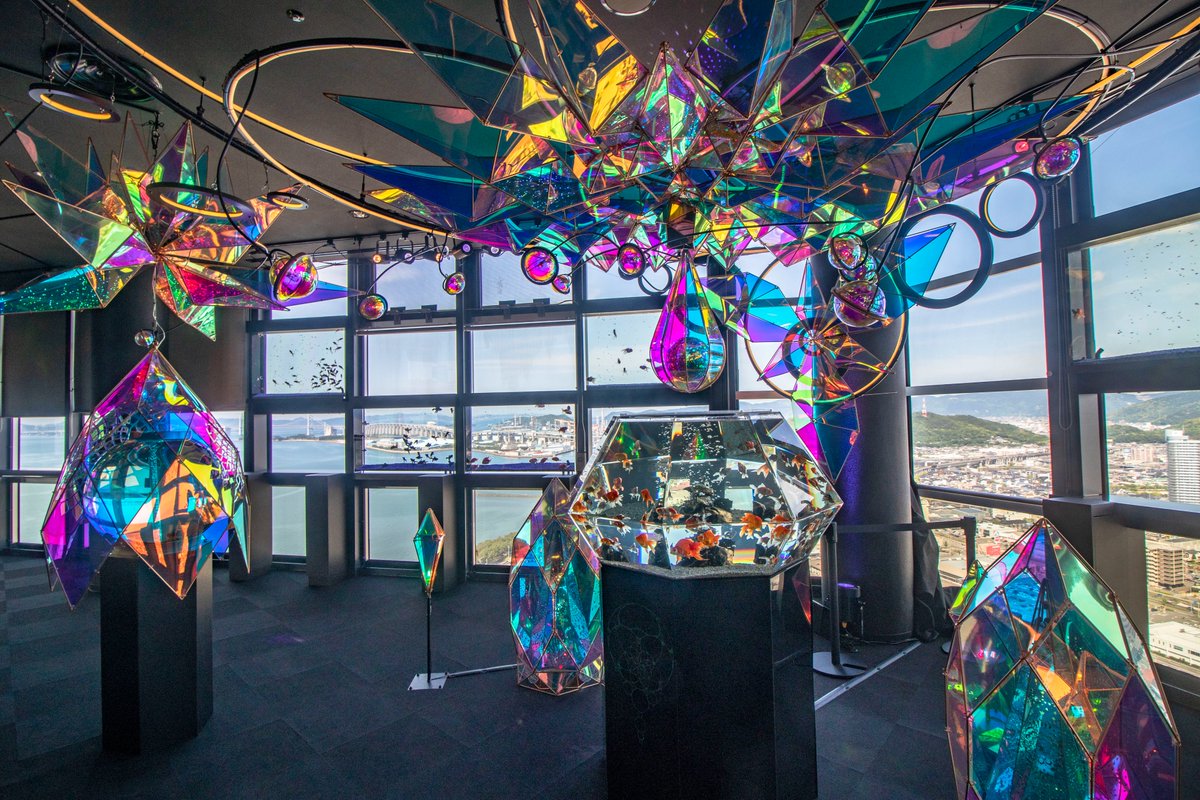 リジス まるで金魚が空を飛ぶような光景 アニメに出てきた関係なしにゴールドタワー 展望台のソラキンは幻想的で映えるのでぜひ訪れてみてください とくに香川周辺の方 なんだゴールドタワーか昔行ったわ という先入観は捨ててほしいです 全く別の