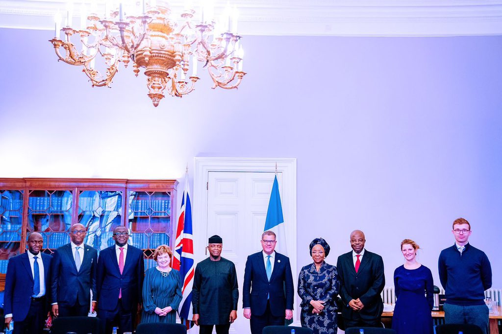 Positive meeting ahead of @COP26 between @AlokSharma_RDG and 🇳🇬VP @ProfOsinbajo with @FMEnvng @sharon_ikeazor focused on transition to lower carbon energy sources & how to ensure greater access to energy for ordinary 🇳🇬s.
📸- @tolanialli 
#UKAid #COP26 #EnergyTransitionCouncil