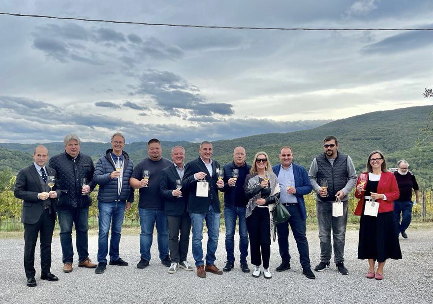 WineNewsIt's tweet photo. Il “#Percorso delle #PanchineArancioni”, nato tra #vigneti e #cantine della #RibollaOslavia (#Princic #Fiegl #Gravner #Carpino #LaCastellada #Primosic e #Radikon) con i messaggi QrCode dei #vigneron e tracciato su #Google, sarà inaugurato ufficialmente a “#RibolliAmo” domani https://t.co/AUERELAuwY