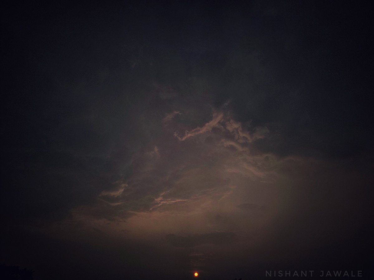 NishantJawale2's tweet photo. "Sunlight with Clouds"

#sunsetphotography #Sunsetearth #clouds #Nikon #PhotoOfTheDay #photography https://t.co/Y2uymOateG