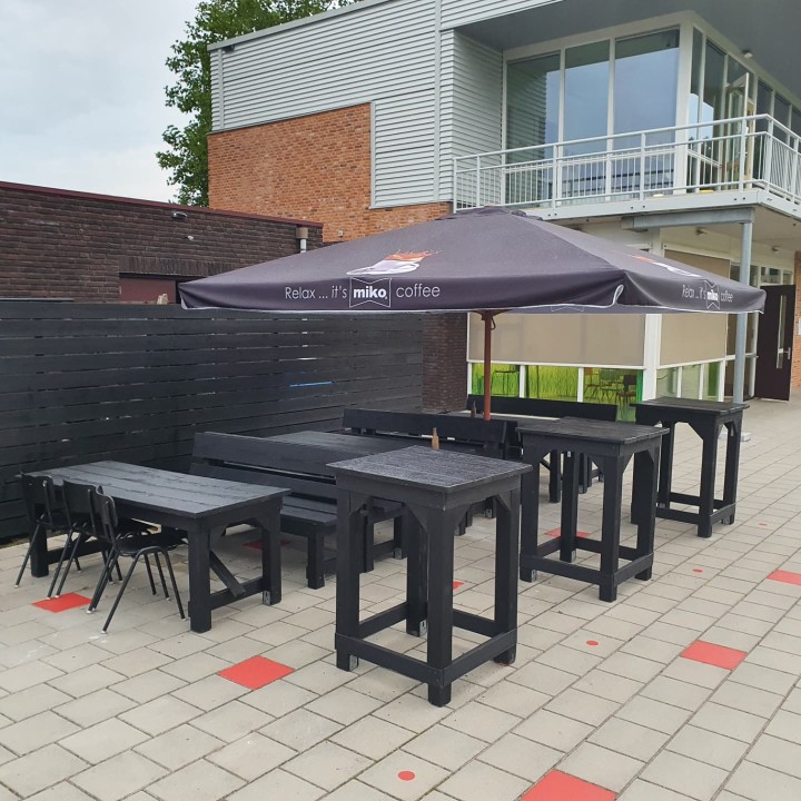 SC_DOESBURG's tweet photo. Het zonnetje komt er al een beetje flets door vandaag! Als hij echt gaat branden dan mag je gerust plaats nemen onder deze mooie parasoll. Met dank aan Miko Koffie die deze beschikbaar heeft gesteld!
#scdoesburg https://t.co/23wgA1A7gN