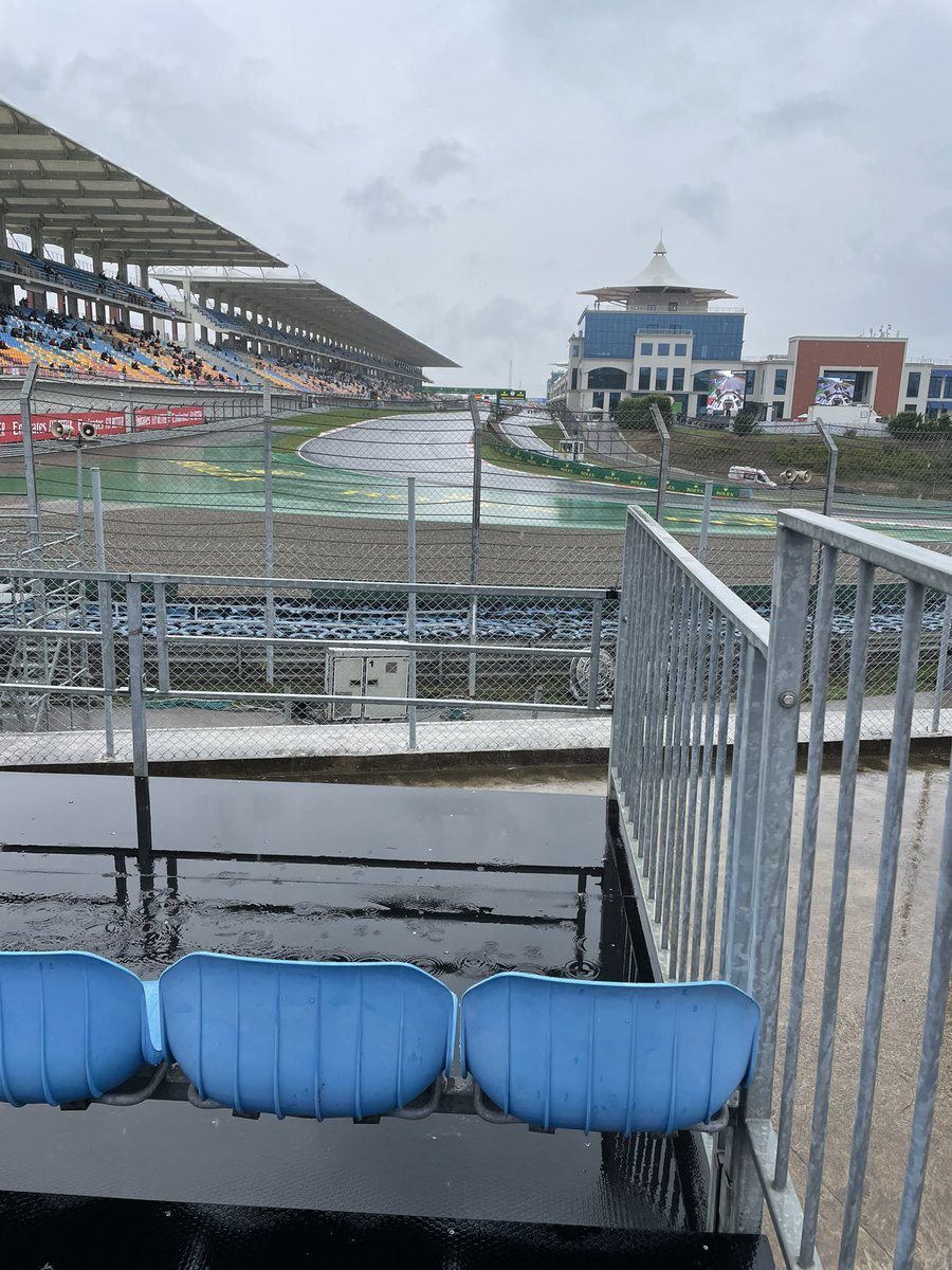 BunColak's tweet photo. Wet qualifying ❤️ #TurkishGP https://t.co/QWILh2242A