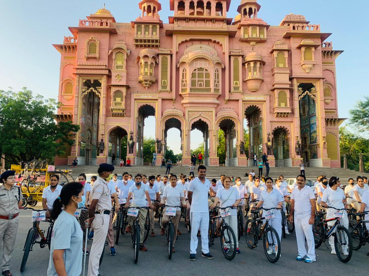 RPF_INDIA's tweet photo. #AzadiKaAmritMahotsav celebrated by  #RPF Jaipur with #FitIndia initiative of 75 RPF staff participating in a cyclothon followed by #GreenIndiaChallenge planting 75 saplings each at Jaipur, Jodhpur, Bikaner &amp; Ajmer
#YashoLabhasv
@AshwiniVaishnaw @sanjay_chander https://t.co/DADJ5jrudK