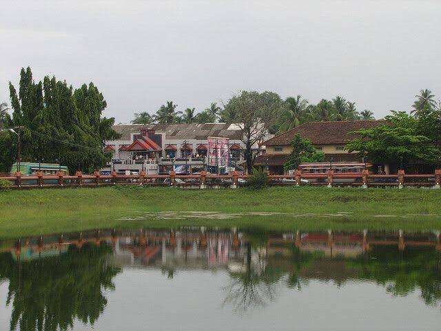 ARV36948297's tweet photo. Three Iconic structures around the #MananchiraPond in #Kozhikode. The pond in itself has a great history. The CSI Cathedral to the Northeast was built by the #BaselMission in the 1800s, The #CommonwealthWeavingFactory to the South &amp; 90+ yr old #TheCrownTheatre to the west! https://t.co/gzUuNYBhzP