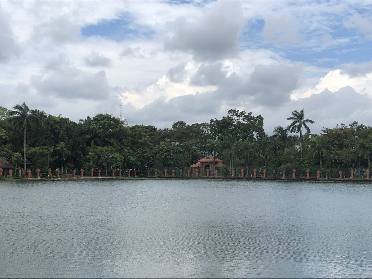 ARV36948297's tweet photo. Three Iconic structures around the #MananchiraPond in #Kozhikode. The pond in itself has a great history. The CSI Cathedral to the Northeast was built by the #BaselMission in the 1800s, The #CommonwealthWeavingFactory to the South &amp; 90+ yr old #TheCrownTheatre to the west! https://t.co/gzUuNYBhzP