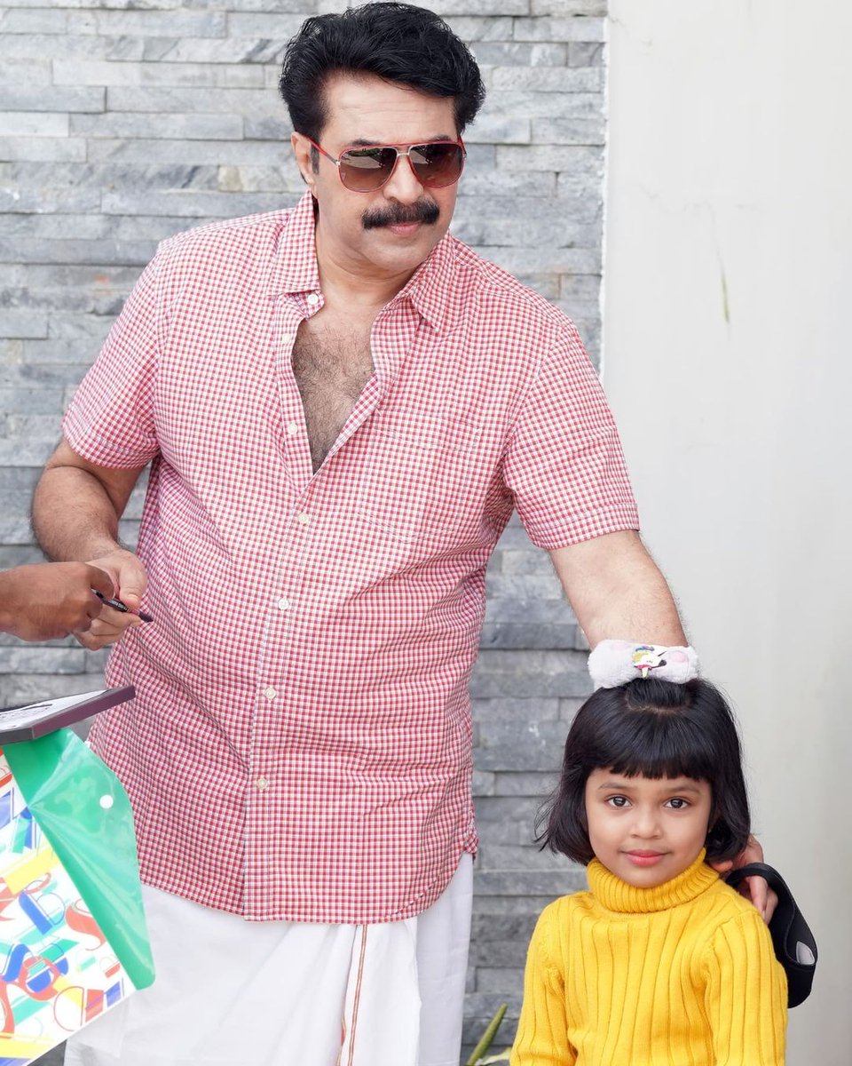 MammoottyFC369's tweet photo. .@mammukka with Peeli Mol 😍❤️

#Mammootty #BheeshmaParvam https://t.co/hMYaPr23YQ