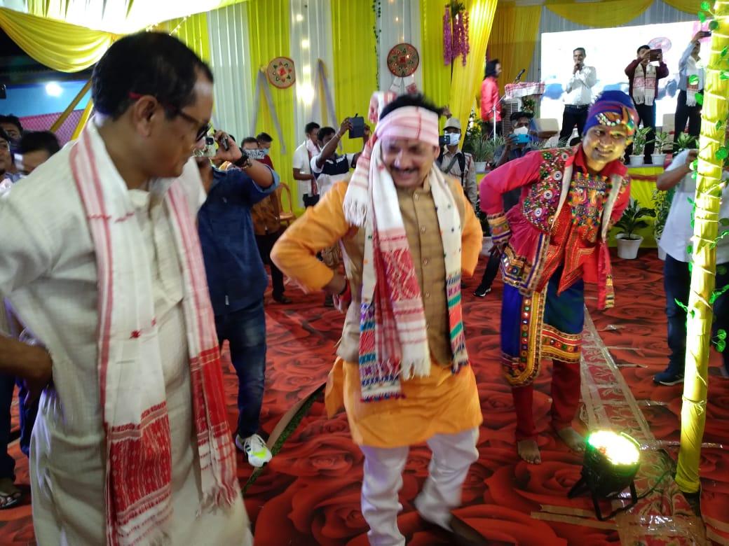 devusinh's tweet photo. असम के कार्बी आंगलॉंग जिले के बोकाजन में असम-गुजरात के सांस्कृतिक कन्वर्जेंस ( convergence ) कार्यक्रम में सम्मिलित होने का सौभाग्य मिला

मेरे साथ सांसद  @dipsinh_rathod जी तथा असम विधानसभा के उपाध्यक्ष @DrNumal जी भी उपस्थित थे https://t.co/USM5I25mnL