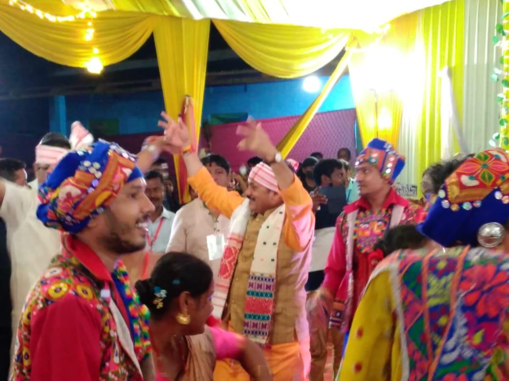 devusinh's tweet photo. असम के कार्बी आंगलॉंग जिले के बोकाजन में असम-गुजरात के सांस्कृतिक कन्वर्जेंस ( convergence ) कार्यक्रम में सम्मिलित होने का सौभाग्य मिला

मेरे साथ सांसद  @dipsinh_rathod जी तथा असम विधानसभा के उपाध्यक्ष @DrNumal जी भी उपस्थित थे https://t.co/USM5I25mnL