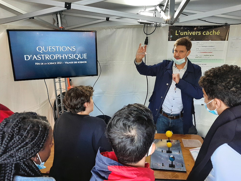 astroIAP's tweet photo. Hier, @ArnaudCassan et @JulienFroustey d'@astroIAP ont accueilli plusieurs classes de lycée pour parler d'astrophysique à la Fête de la Science @sorbonne_univ_ ! 🪐💫☄️Rejoignez-nous au stand Question d'astrophysique du Village des sciences, ouvert samedi et dimanche après-midi ! https://t.co/BzRAByTDrH