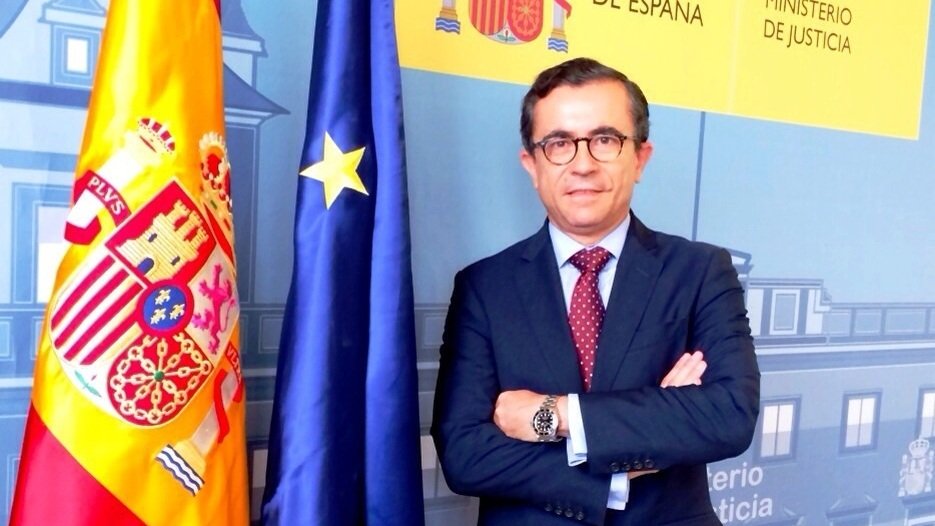 MariaEmiliaAdan's tweet photo. Enhorabuena a Javier Gómez Gálligo, presidente de la Revista Crítica de Derecho Inmobiliario, por el Premio Notarios y Registradores 2020 @NNyRR, un nuevo reconocimiento a su ingente y prolífica labor como jurista al servicio del bien común. https://t.co/DktMGc6DwZ