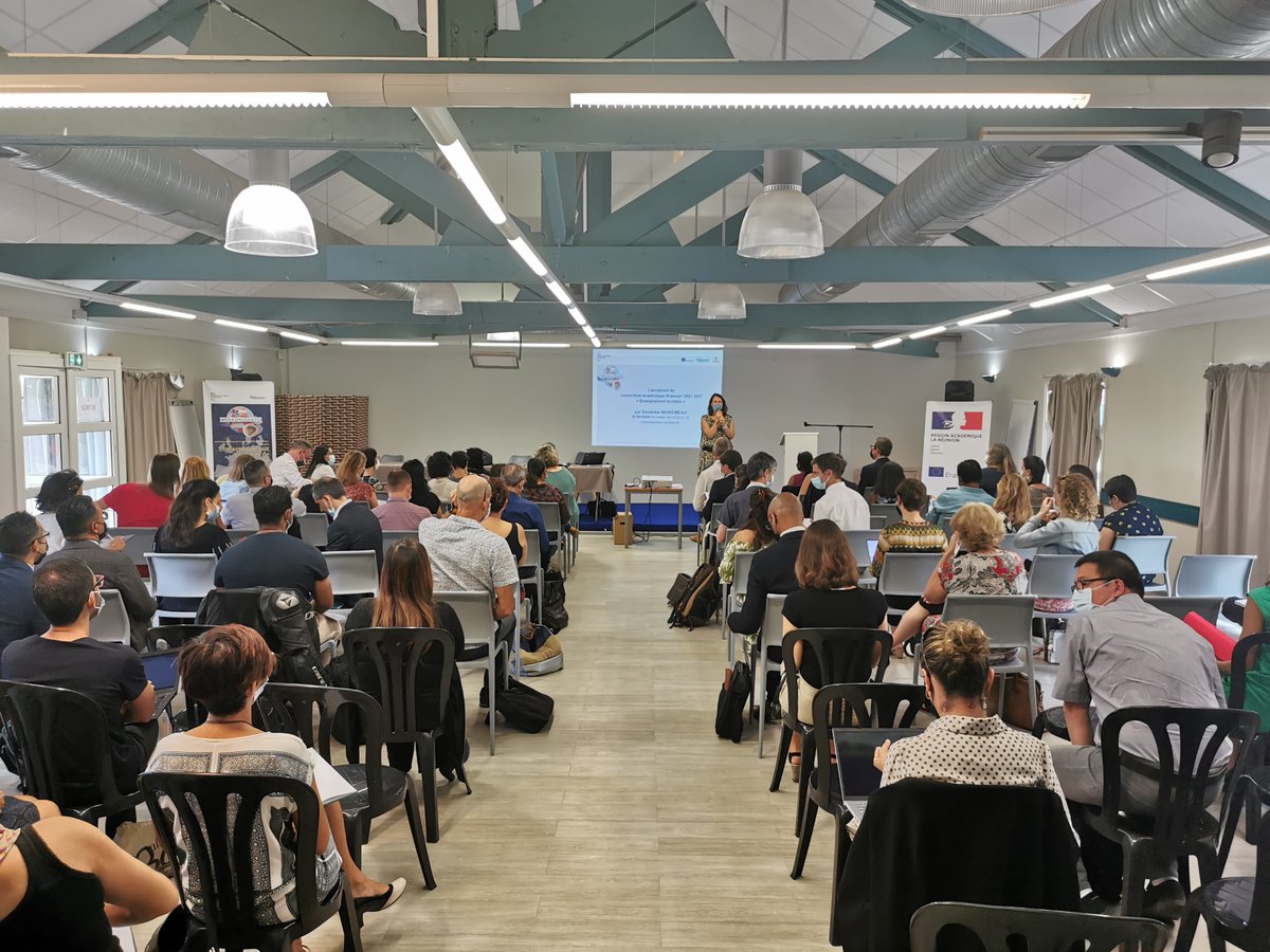 ErasmusplusFR's tweet photo. @ErasmusPlusFR a le plaisir d’être présente à l’#ErasmusWeek organisé par @ACLaReunion. Pour l’occasion, @AcLaReunion a organisé des consortia autours de l’#enseignementscolaire et la #formationprofessionnelle ! Il nous tarde de découvrir les projets créés entre 2021 et 2027 ! https://t.co/3gQr8rHNyI
