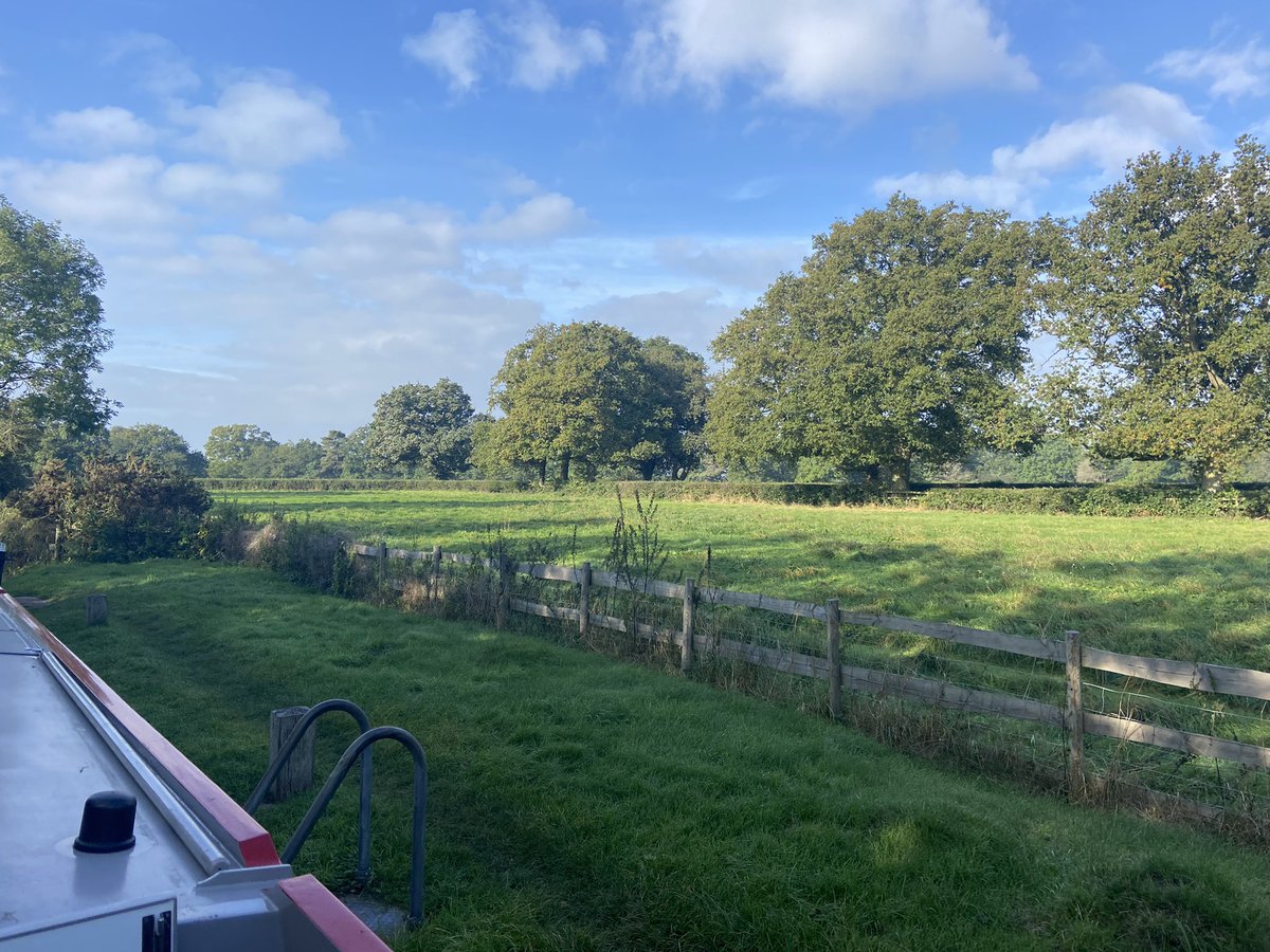 NarrowboatOld's tweet photo. Beautiful morning for picking off the Lapworth flight, one by one. Many thanks to Robert, the lovely @CRTBoating volunteer. Love this time of year for boating. Reminds me of half term holidays as a youngster .#Autumnboating #LapworthFlight https://t.co/PcR1muO936