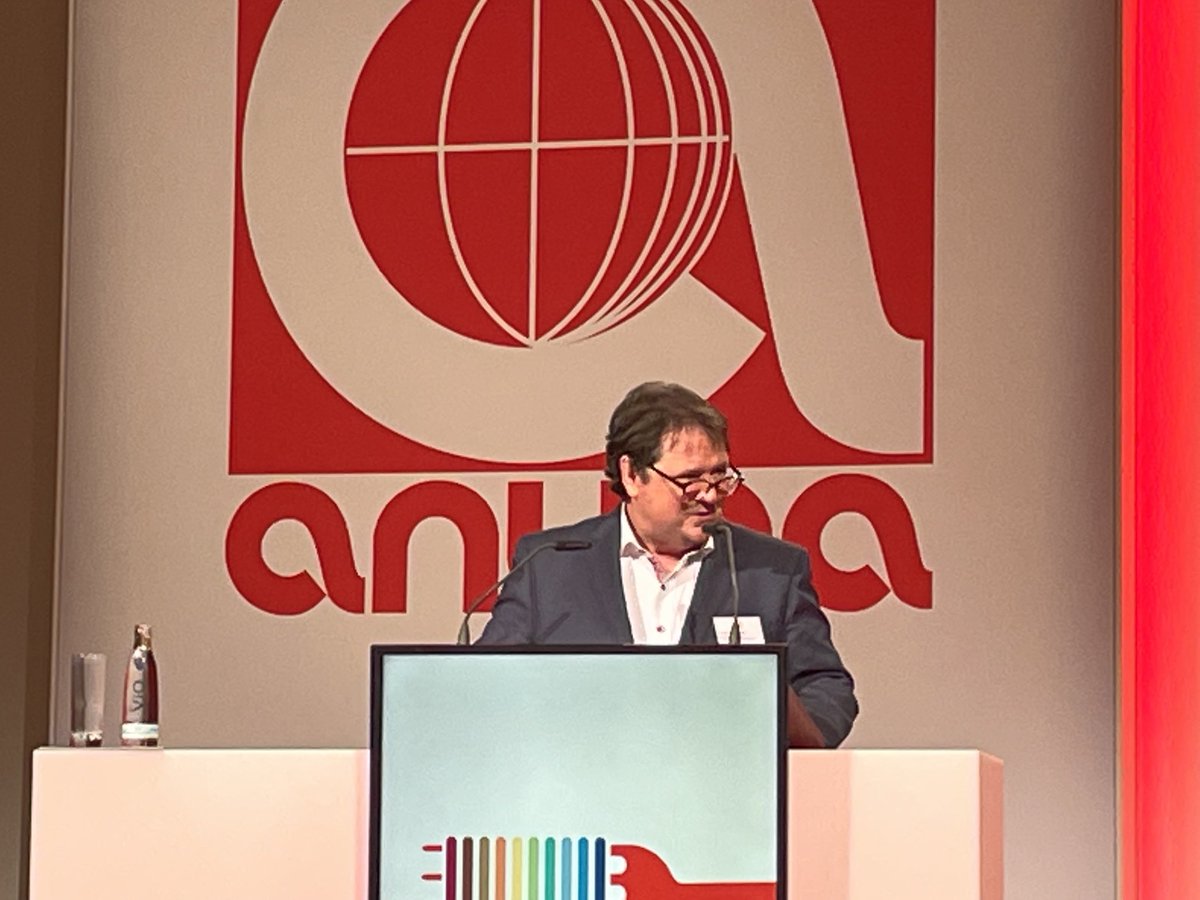 HannsEiden's tweet photo. #TRANSFORM: Deutliches Bekenntnis von Politik, Handel und Ernährungswirtschaft zur nachhaltigen Veränderung unseres Ernährungssystems bei der Eröffnung der ⁦@anugacologne⁩.
⁦@bmel⁩ ⁦@JuliaKloeckner⁩ ⁦@HeinenUlla⁩ ⁦@BVE_online⁩ ⁦@BVLH_Berlin⁩ https://t.co/pu17hcDcx5