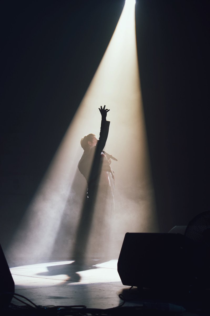 MercuryYaz's tweet photo. I think it’s actually hilarious that my job is to pretend I’m taking photos of Queen. https://t.co/DlRGSjtY3d