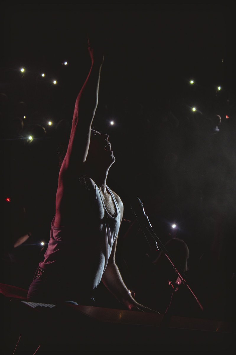 MercuryYaz's tweet photo. I think it’s actually hilarious that my job is to pretend I’m taking photos of Queen. https://t.co/DlRGSjtY3d