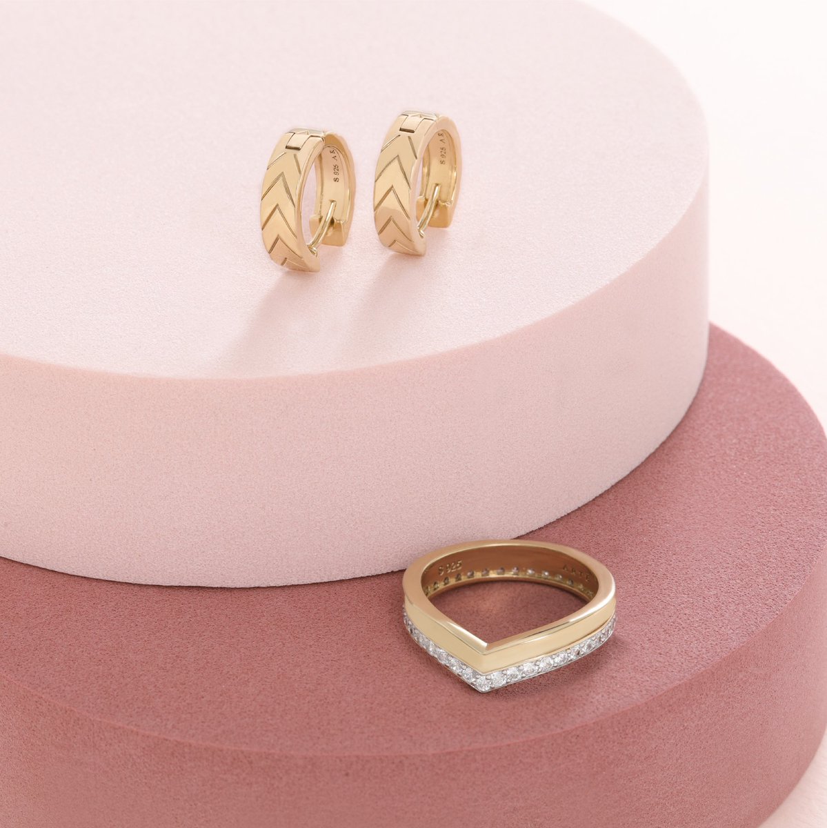 ARTEJewellery's tweet photo. Our Reversed A Infinity V earrings and Classic V ring perfectly fit into your everyday look!  

Discover more at https://t.co/wTHazhYYYw

#ARTEMadrid #ARTE #ReversedA #earrings #rings #fashionjewellery #jewelry https://t.co/lyzRPja0dS