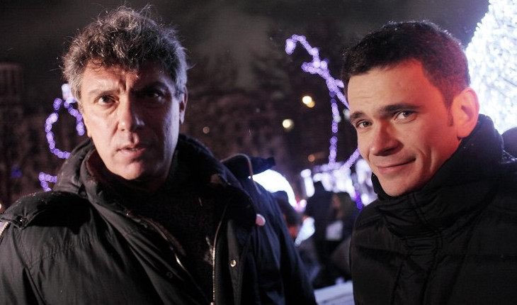 Сегодня Немцов должен был отмечать свое 62-летие и радоваться жизни. Вместо этого, уже почти семь лет он в могиле. А следователи просто ждут, когда выйдут сроки давности.

Но я верю, что мы увидим за решеткой всех, кто причастен к убийству моего друга. 

Включая сами знаете кого.
