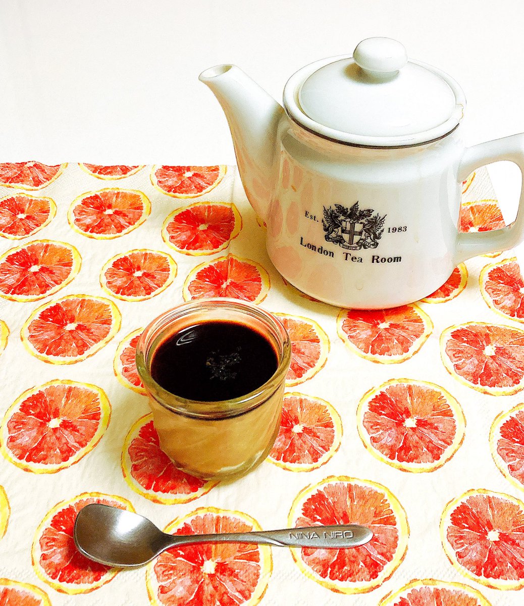 紅茶パンナコッタわよ 2枚目はヤケクソになってクソデカマグカップにパンナコ 二尺のイラスト