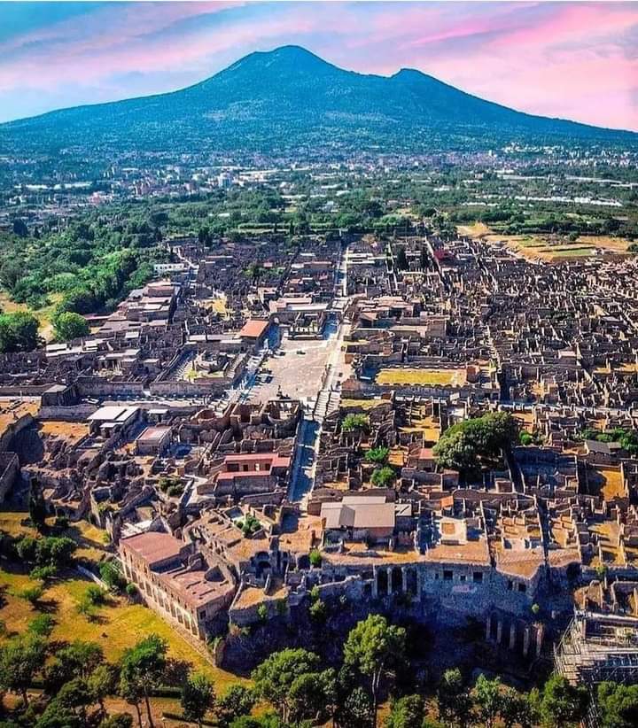 DzMLV's tweet photo. Pompéi 🌄
💻 contact@millelieuxvoyages.com https://t.co/BiVGKhZyvH