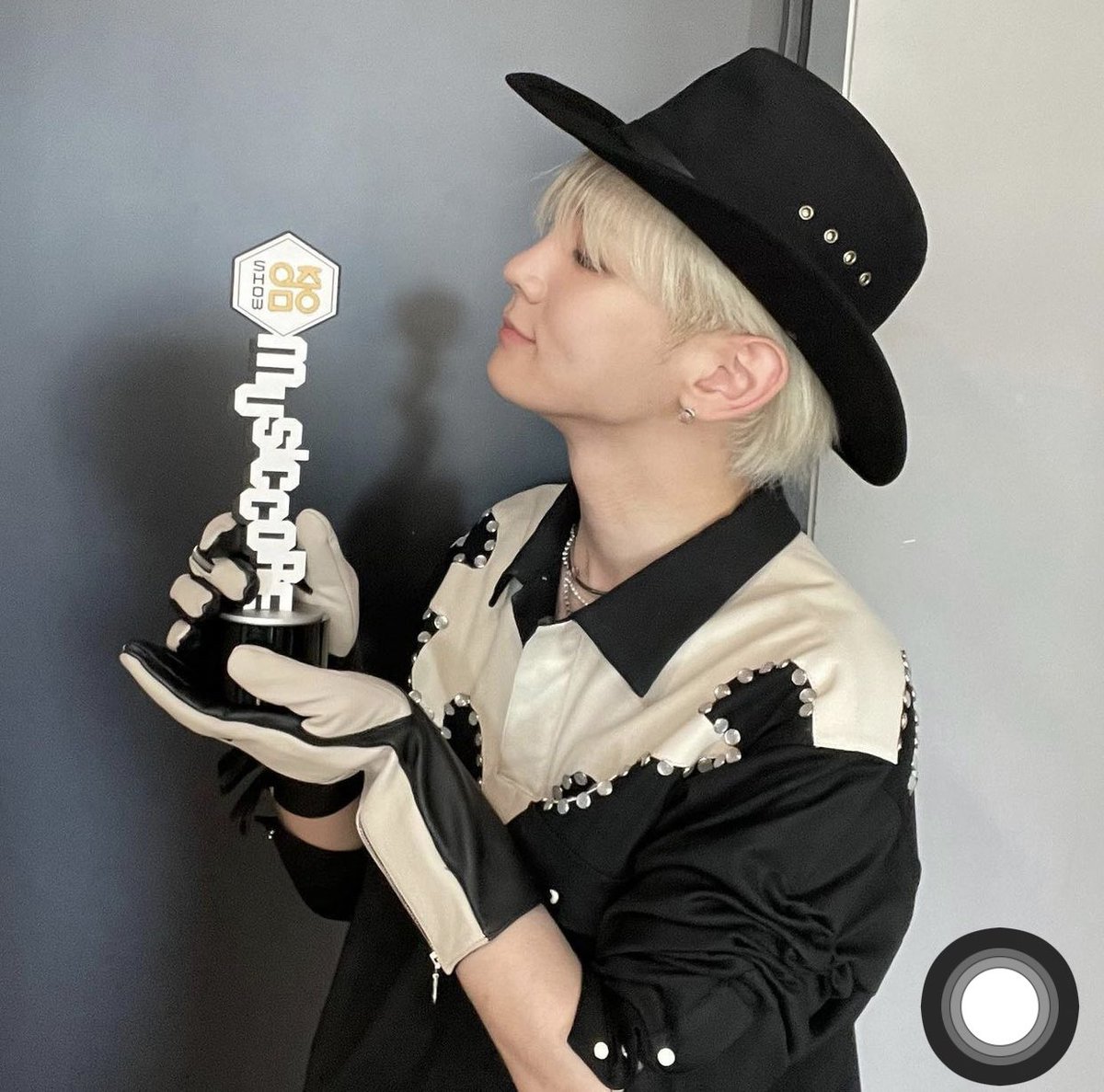 bumkeystagram's tweet photo. 오늘 잠이나 잘랑가 모르겠다... 
kenzie 누나 멋진 인생곡 진짜 고마워요!! 
비주얼팀도 자켓팀도 컨셉 구현해주느라 너무 고생많으셨고 a&amp;r부서 또 뮤비팀도 너무 감사합니다 . 정신없어서 언급못했네요 ㅠㅠ 
shinee world 💕https://t.co/SPgXgpA70n https://t.co/wv1rzt6iOk