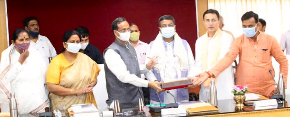 JitinPrasada's tweet photo. आज लखनऊ में कर्मठ,जनप्रिय केंद्रीय शिक्षा मंत्री श्री धर्मेन्द्र प्रधान जी के साथ केन्द्र एवं राज्य सरकार के संयुक्त प्रयासों से प्राविधिक शिक्षा के क्षेत्र में चल रहीं योजनाओं पर विचार-विमर्श हुआ। https://t.co/KBSnycOB7e