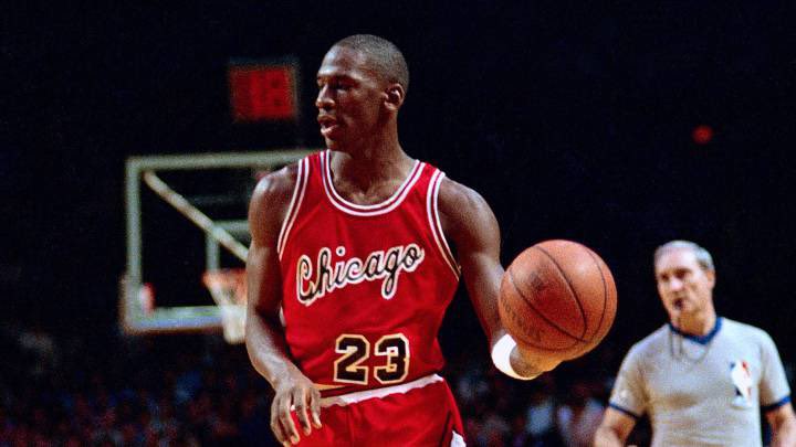 lacatedral_lcd's tweet photo. Se filtró la nueva camiseta de los Chicago Bulls “City Edition”. Está inspirada en la época en la cual Michael Jordan entró a la NBA. https://t.co/MkTgayOUH4